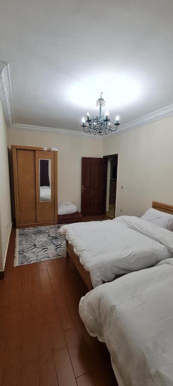 Postel nebo postele na pokoji v ubytování Cool appartement in a family house