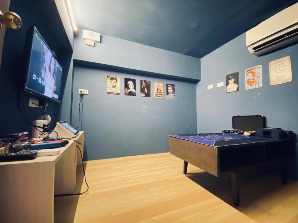 TV a/nebo společenská místnost v ubytování I墾丁船帆石海景 IG kenting timehouse beach villa I k歌I麻將I廚房I國旅卡特約I可包棟