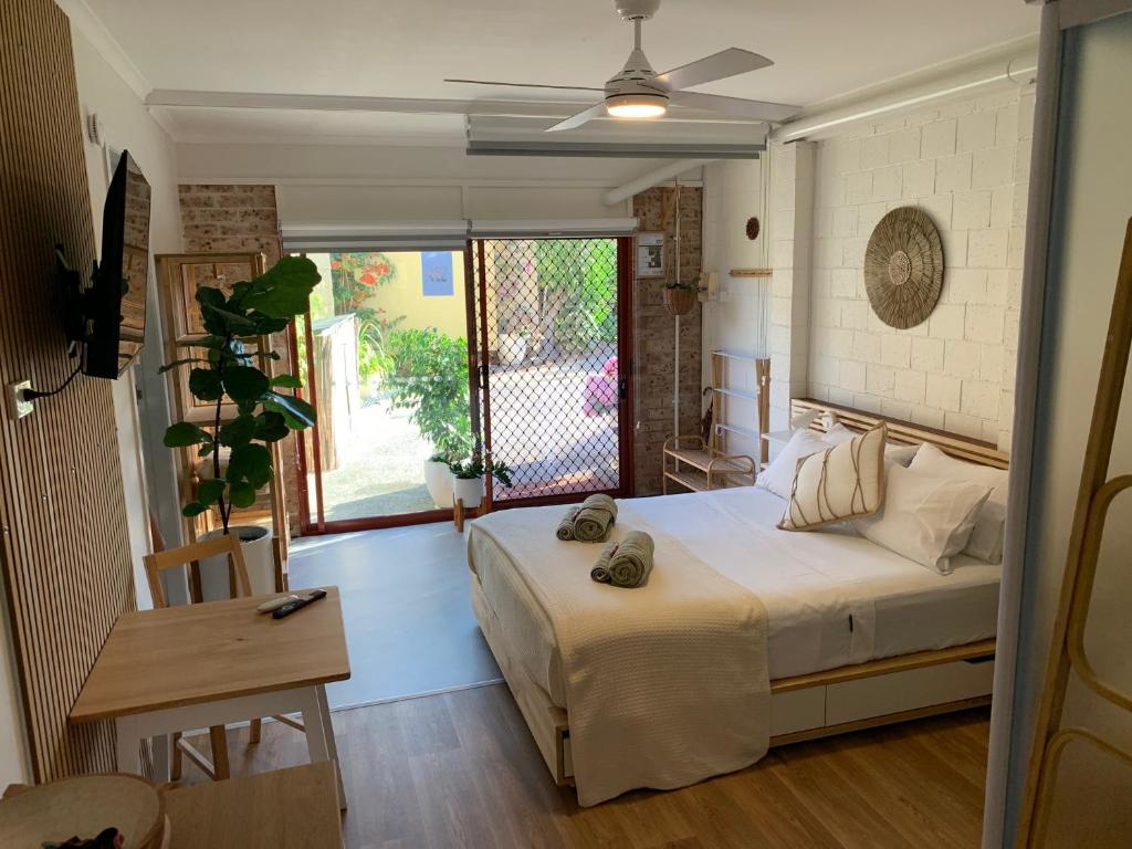 una camera da letto con un letto grande e una finestra di Studio 327 a Woolgoolga