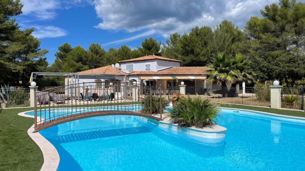 シーニュにあるVilla Signo - Piscine privéeの家の前に橋のあるスイミングプール