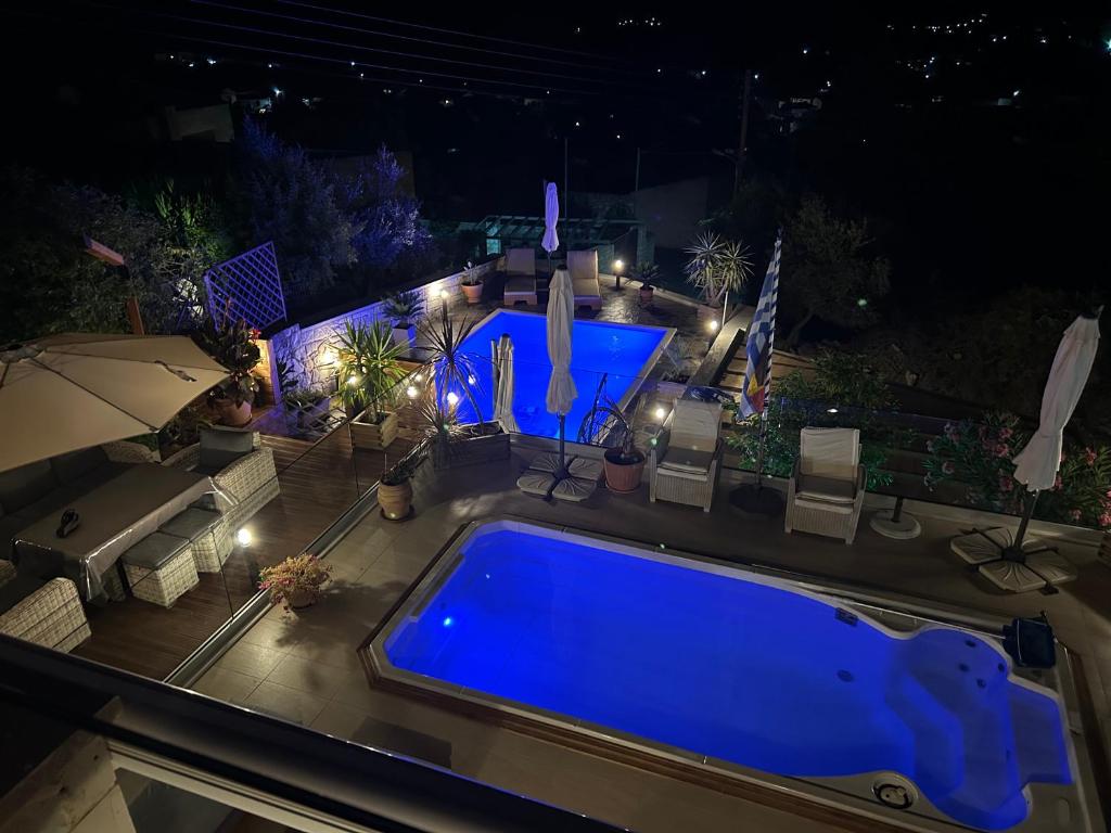 an outdoor swimming pool at night with lights at Villa athena Crète in Gavalochori
