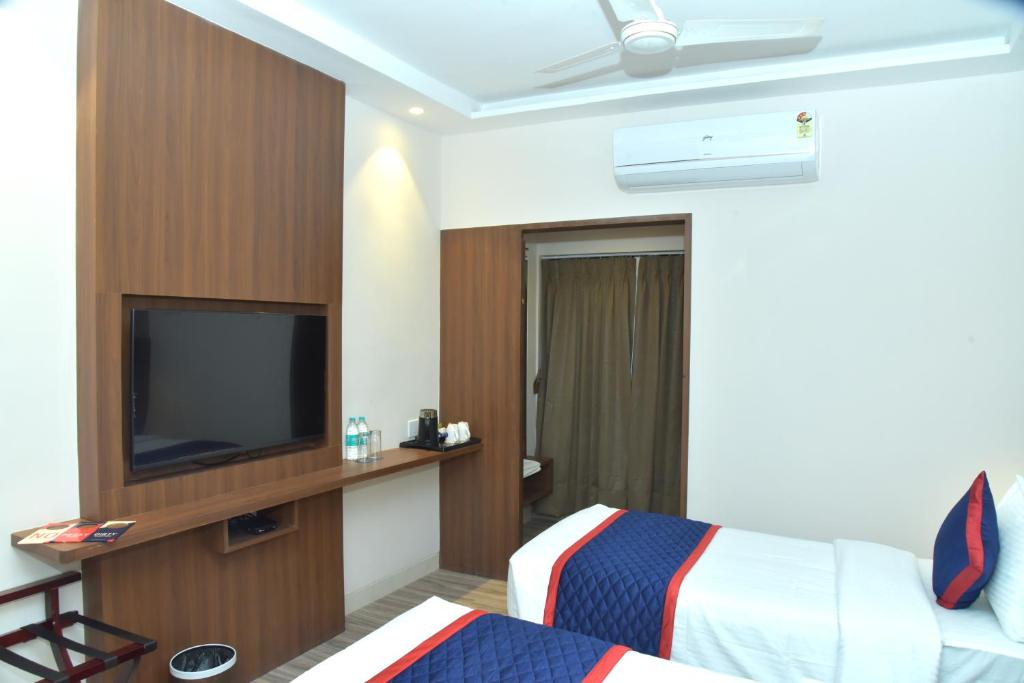 TV a/nebo společenská místnost v ubytování Zip By Spree Hotels Shirdi