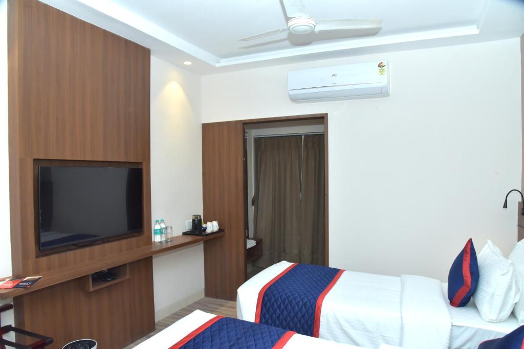 TV a/nebo společenská místnost v ubytování Zip By Spree Hotels Shirdi