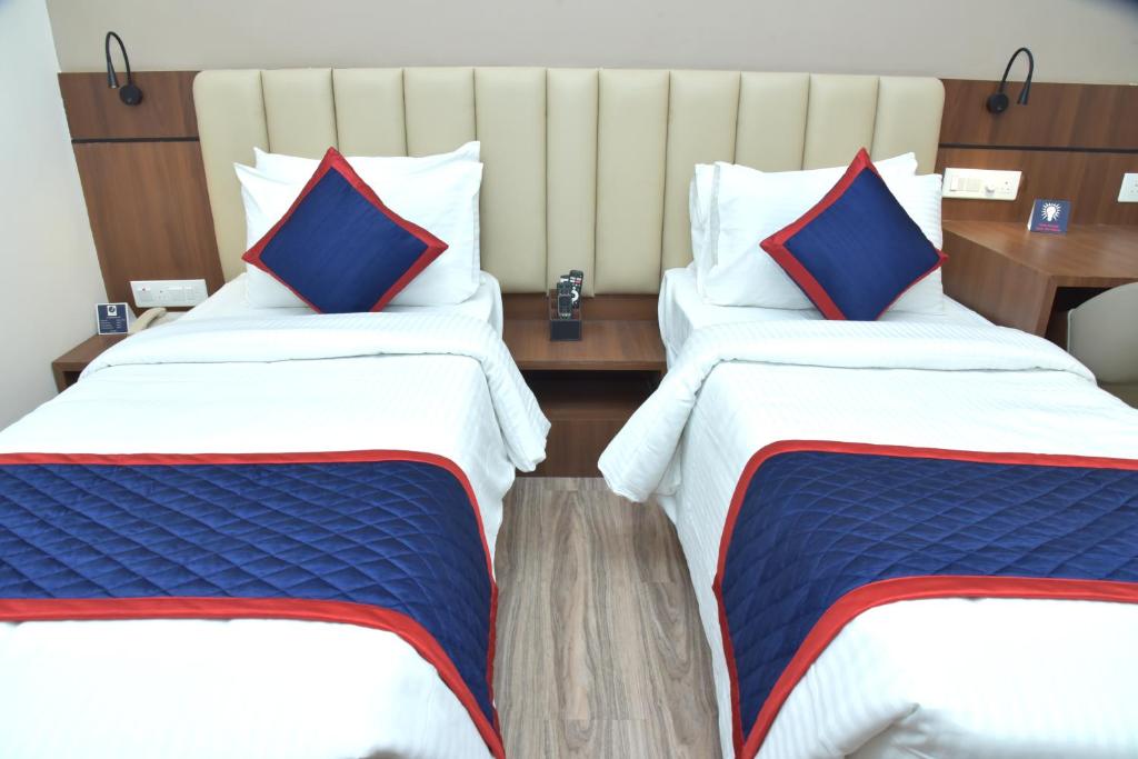 Postel nebo postele na pokoji v ubytování Zip By Spree Hotels Shirdi