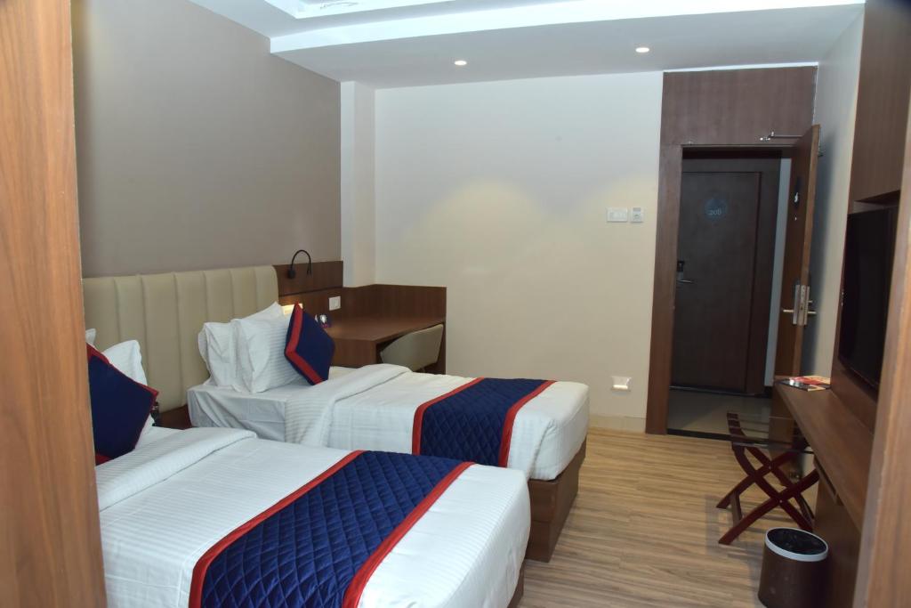 Postel nebo postele na pokoji v ubytování Zip By Spree Hotels Shirdi