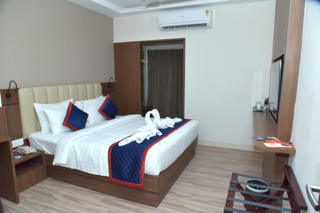 Postel nebo postele na pokoji v ubytování Zip By Spree Hotels Shirdi