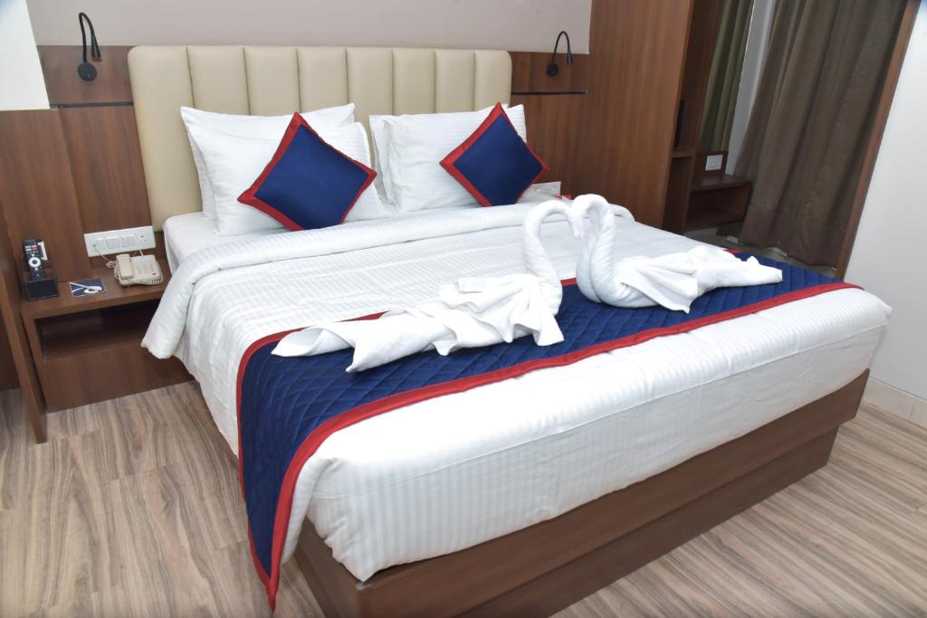Postel nebo postele na pokoji v ubytování Zip By Spree Hotels Shirdi