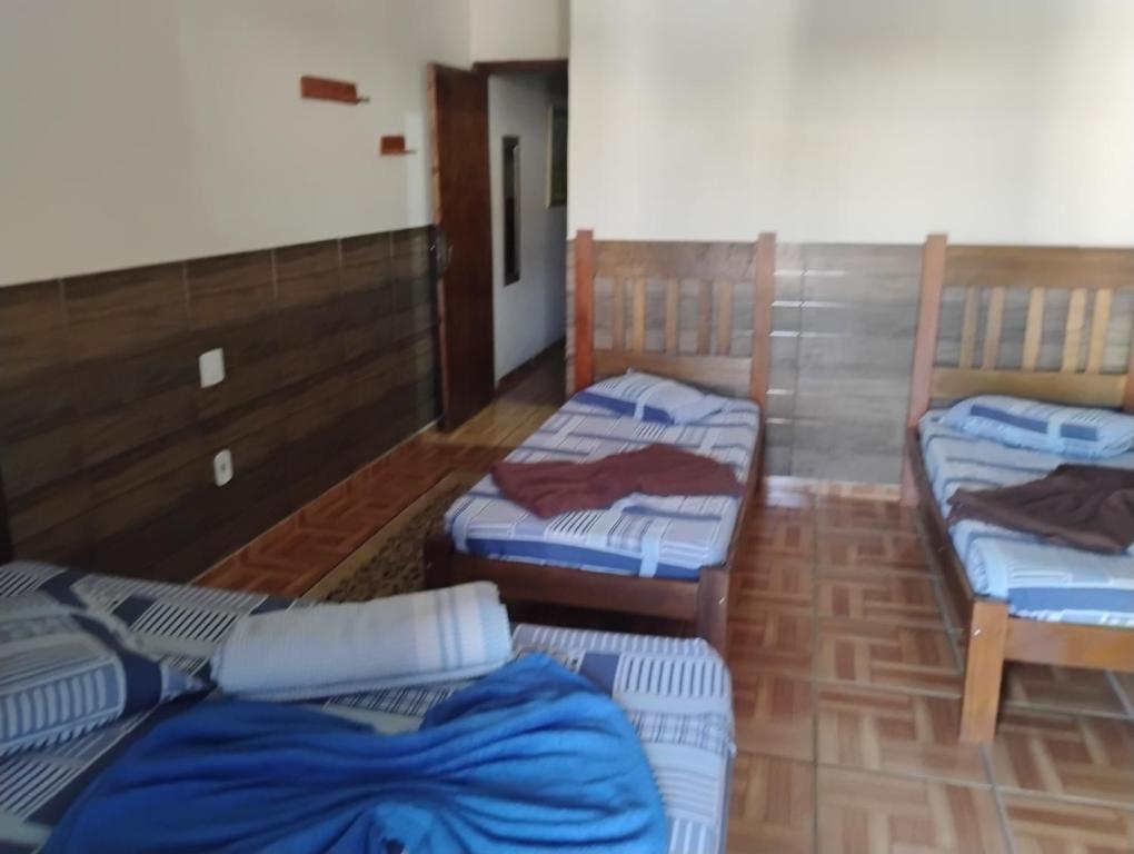 Postel nebo postele na pokoji v ubytování QUARTO COM COZINHA E CHURRASQUEIRA PARa ATÉ 7 PESSOAS A SÓ 600 METROS DA BASÍLICA