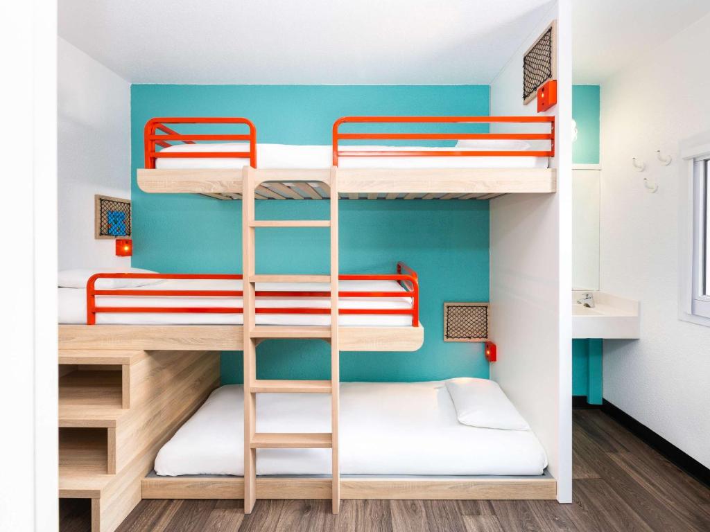 Palanda nebo palandy na pokoji v ubytování hotelF1 Roissy CDG Pn2