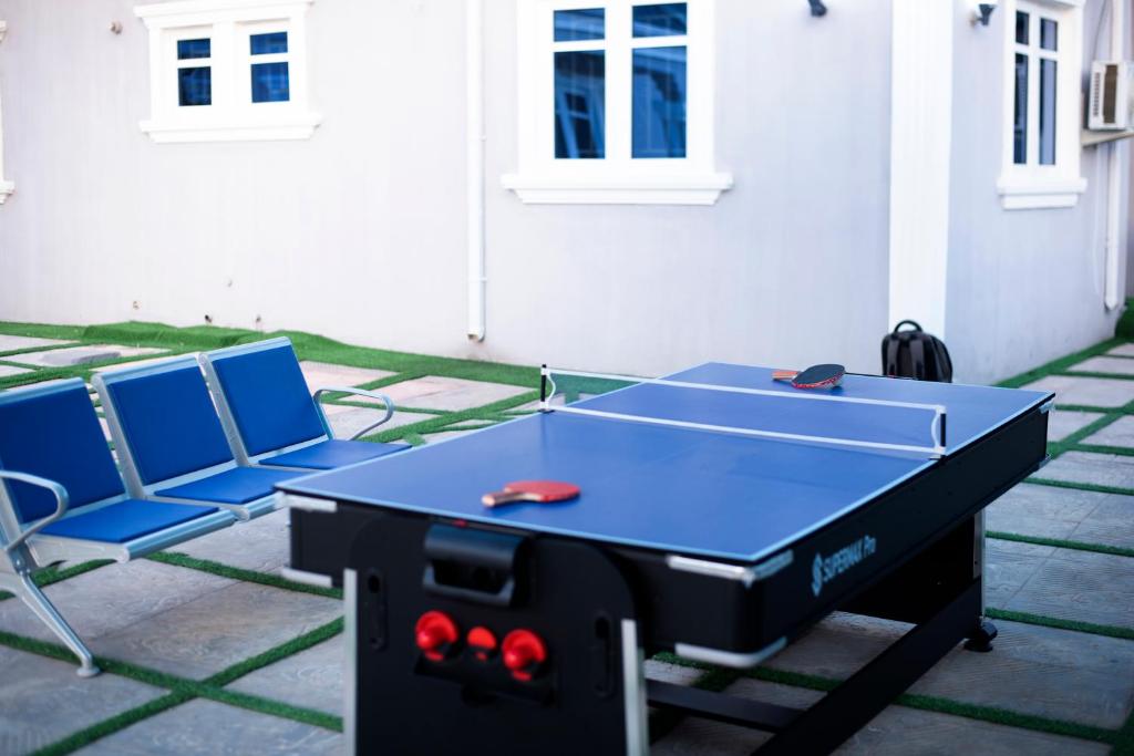 Stolní tenis v ubytování PrimeAxis Hub Apartment nebo okolí