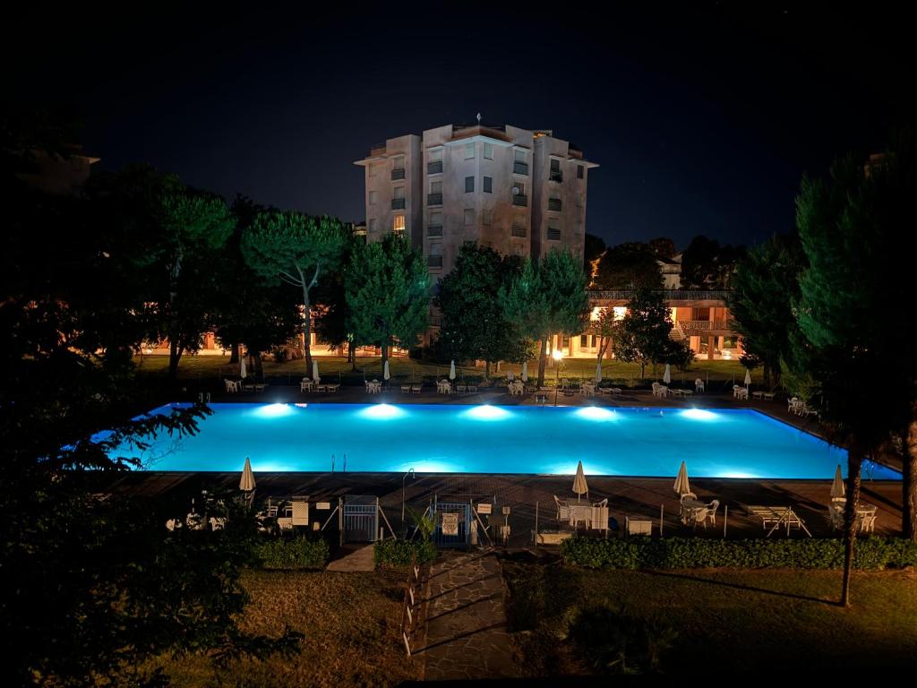 Marcelli, trilocale con terrazzo in residence con piscina - M398