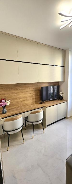 une cuisine avec deux chaises et un comptoir avec un four micro-ondes dans l'établissement Studio Nice Plage Luxe, à Nice