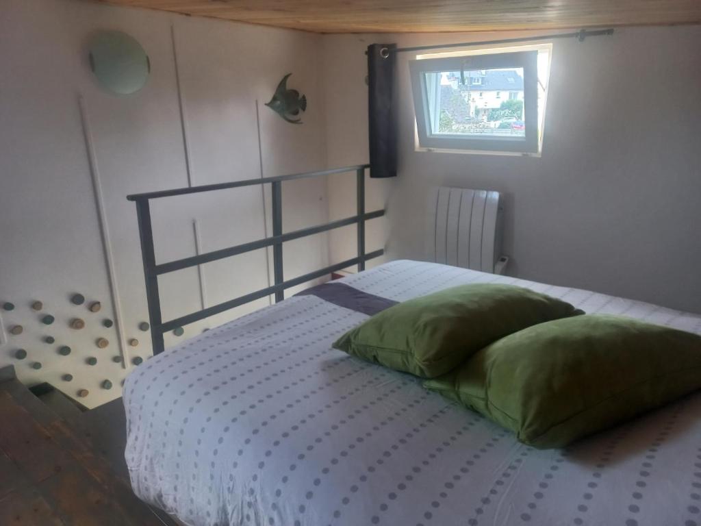 Postel nebo postele na pokoji v ubytování Studio bois indépendant au calme