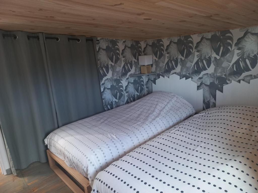Postel nebo postele na pokoji v ubytování Studio bois indépendant au calme