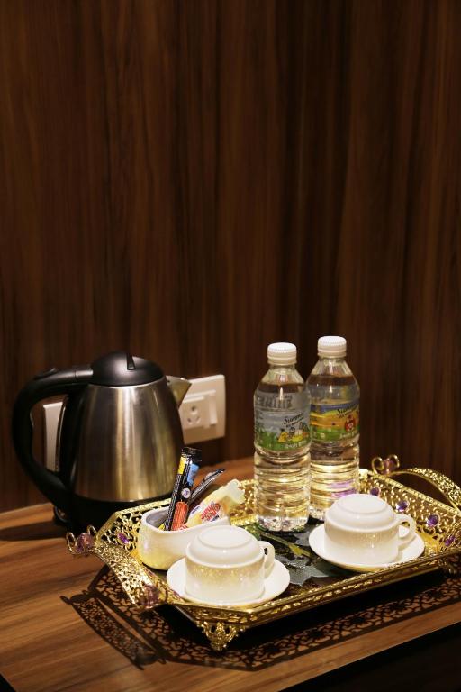 Příslušenství pro přípravu čaje a kávy v ubytování K Garden Hotel Parit Buntar