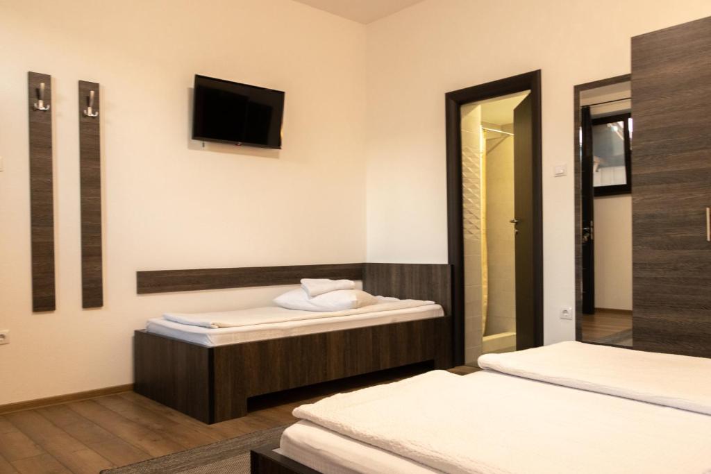 Postel nebo postele na pokoji v ubytování Hotel Tranzit