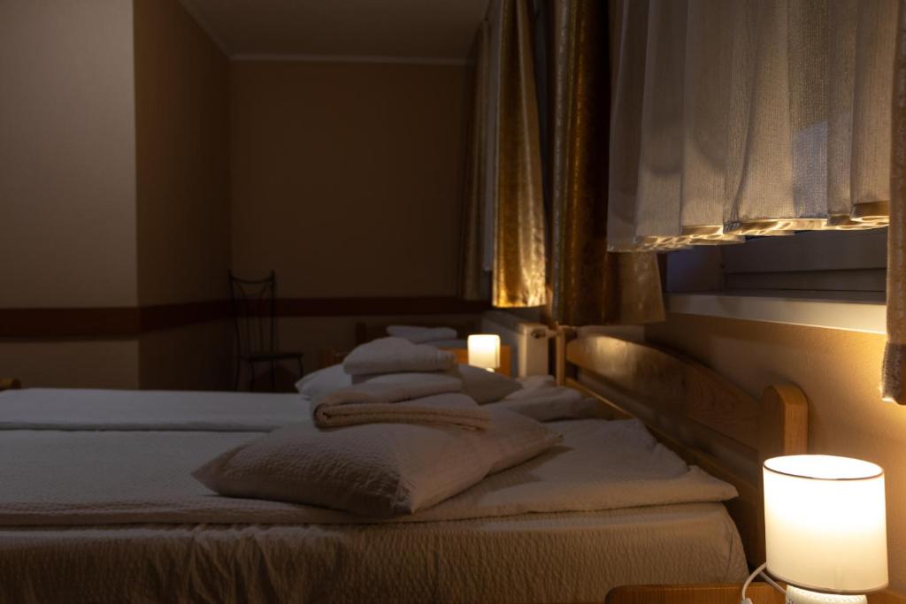 Postel nebo postele na pokoji v ubytování Hotel Tranzit