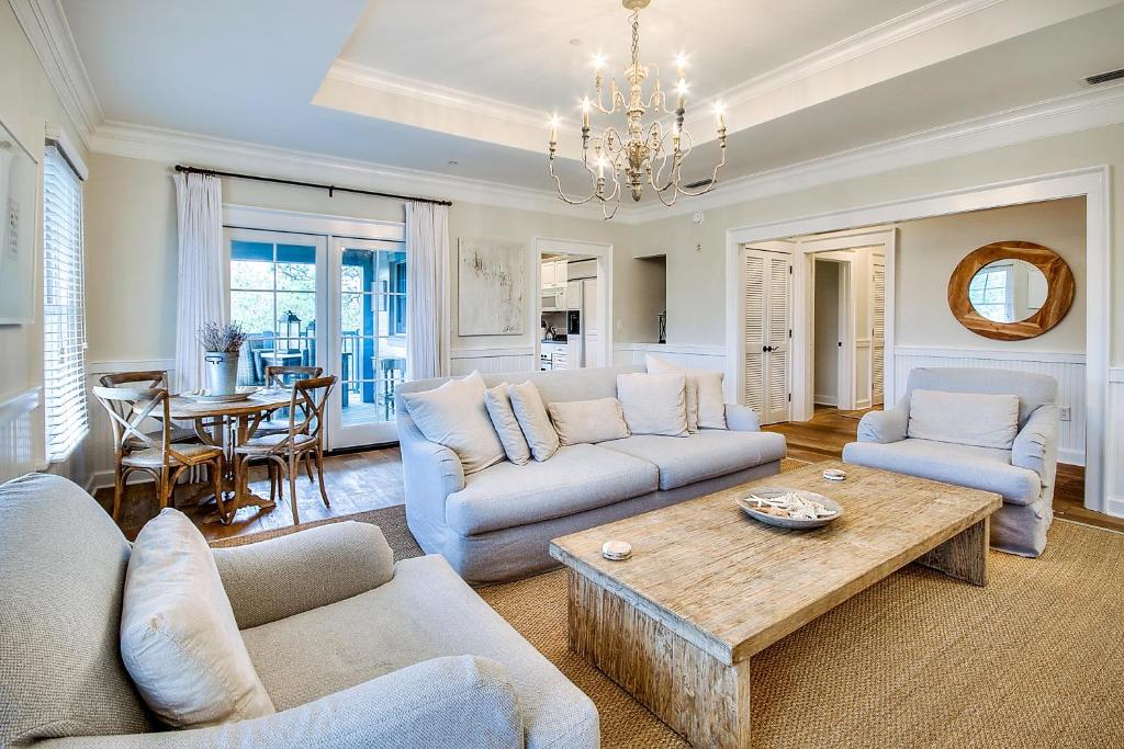 un salon avec deux canapés et une table dans l'établissement Beachy Bungalow, à Santa Rosa Beach