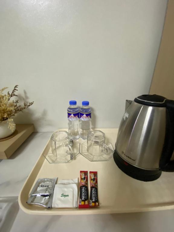 Příslušenství pro přípravu čaje a kávy v ubytování Honey Suite Room Inside Bee Cafe Cebu at Ayala Area