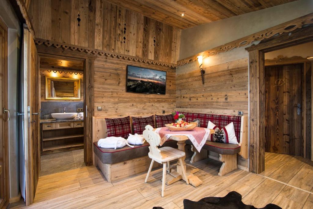 A seating area at Luxus Chalet Bischofer- Bergwelt