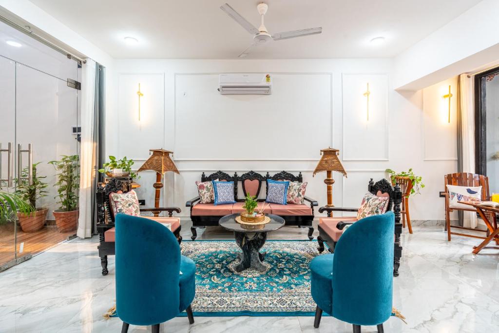 Ruang duduk di Alaya Stays Ramalaya 4 BHK Villa With Garden