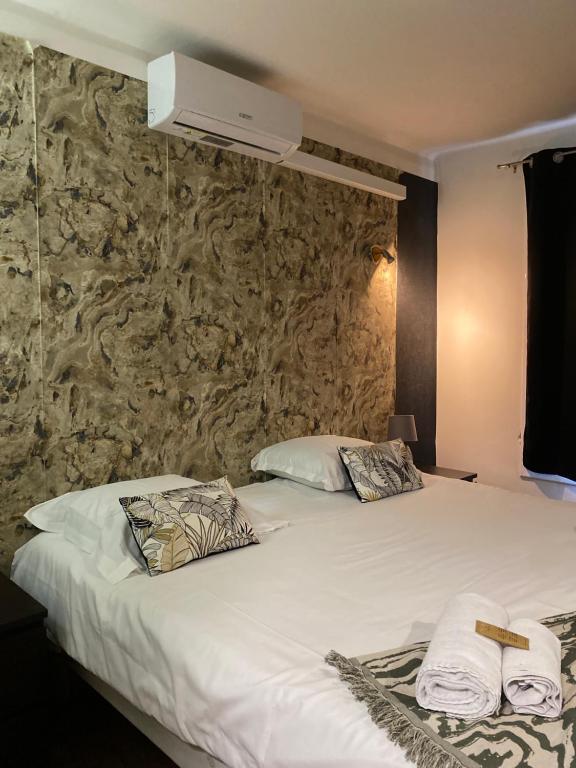 Postel nebo postele na pokoji v ubytování Hôtel des Beaux Arts