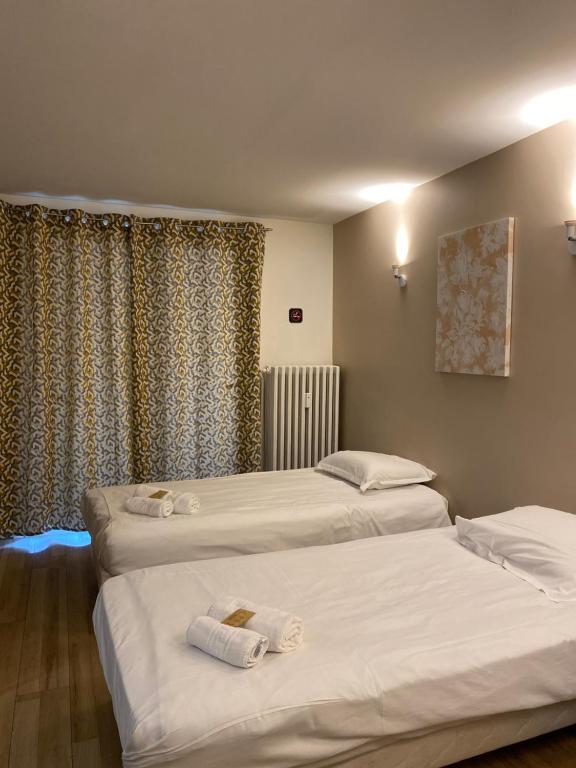 Postel nebo postele na pokoji v ubytování Hôtel des Beaux Arts