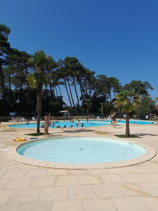 - une piscine avec des personnes dans un complexe dans l'établissement T2 tout équipé avec piscine sur côte océane, à Ondres
