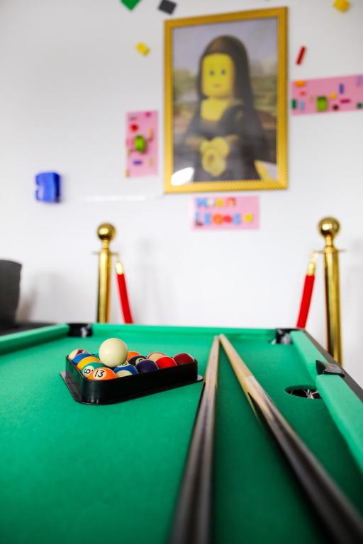 - un billard vert avec des billes au milieu dans l'établissement Lego Party Time - Disney à 2 pas, à Chanteloup-en-Brie