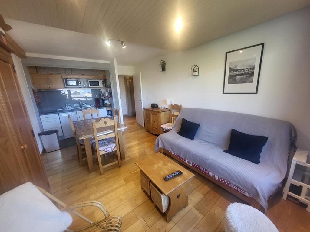 un salon avec un canapé et une table dans l'établissement Appartement 2 pièces avec parking, balcon, proche des pistes - Montgenèvre - FR-1-266-205, à Montgenèvre