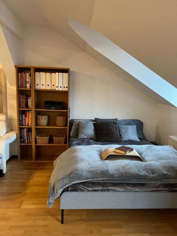 Een bed of bedden in een kamer bij Apartment Neratovice