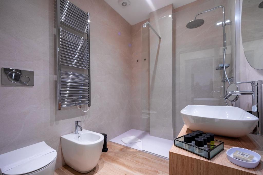 Hotel Love Suite Verona, a bathroom with a sink and a toilet and a shower at Love Suite Verona in Verona