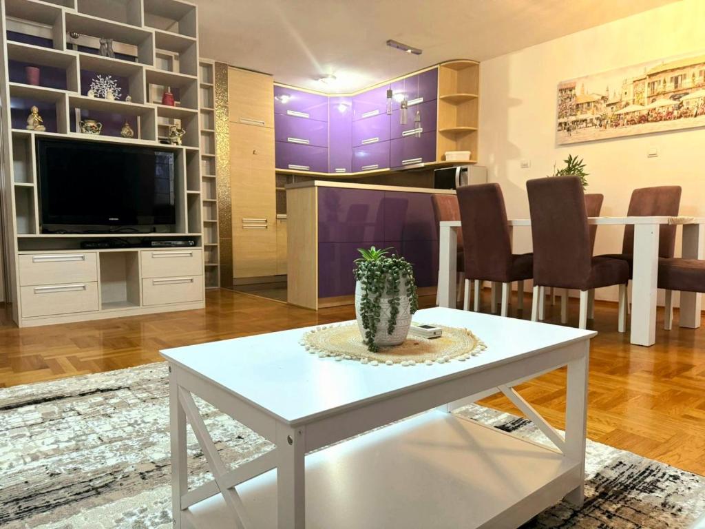 TV a/nebo společenská místnost v ubytování Apartment Block D