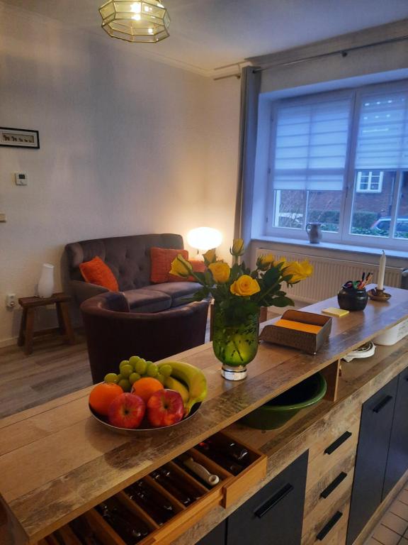 a kitchen counter with a bowl of fruit on it at Gemütliches Nest in bester Kölner City-Wohnlage in Cologne