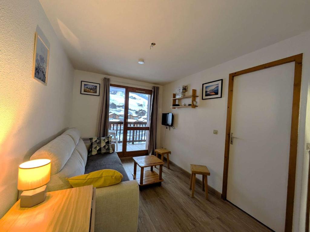 Photo de la galerie de l'établissement Appartement cosy à Arêches, 50m des pistes, terrasse ouest et piscine l'été - FR-1-342-249, à Beaufort
