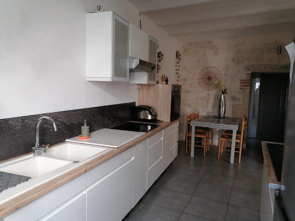 Η κουζίνα ή μικρή κουζίνα στο Maison sansonnette