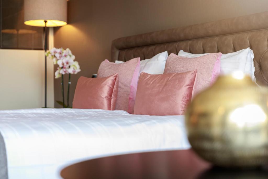 Postel nebo postele na pokoji v ubytování Ambassador Boutique Hotel