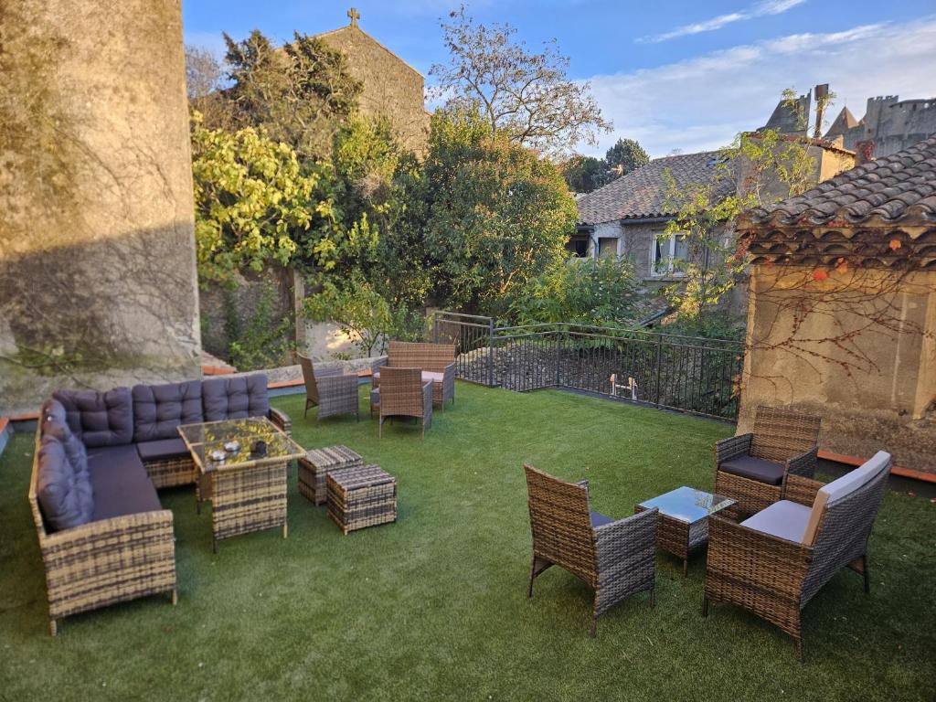 a backyard with a couch and chairs and a table at Vue Cité Médiévale Castel View in Carcassonne
