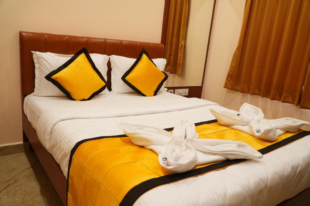Postel nebo postele na pokoji v ubytování UJ Pallazzio - Business Class Luxury Hotel
