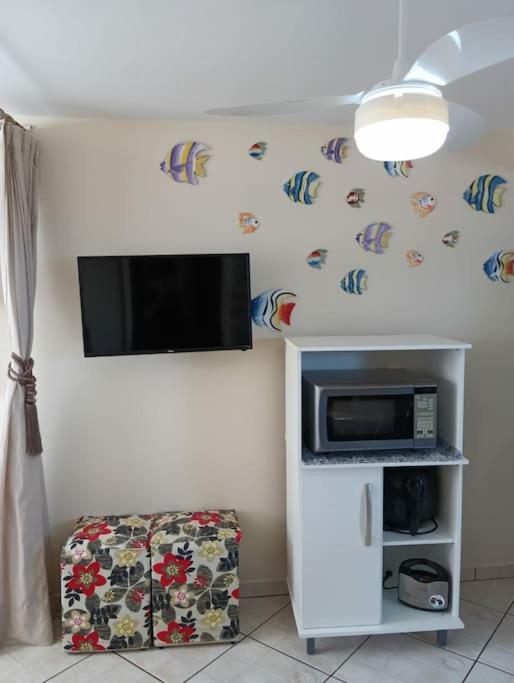 TV a/nebo společenská místnost v ubytování Prédio de frente para o mar