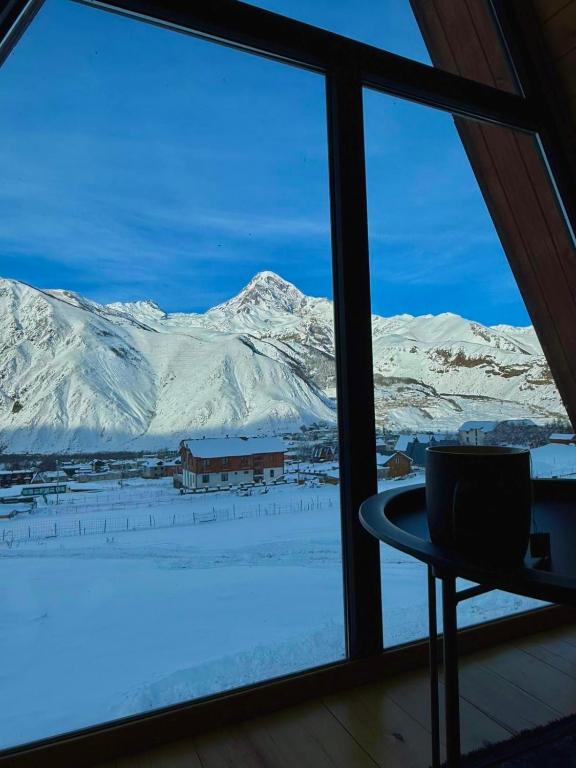 Nespecifikovaný výhled na hory nebo výhled na hory při pohledu z hotelu