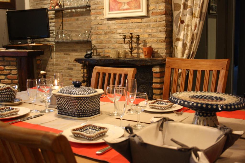 uma mesa com pratos e copos de vinho em Maison A La Mer em Retranchement