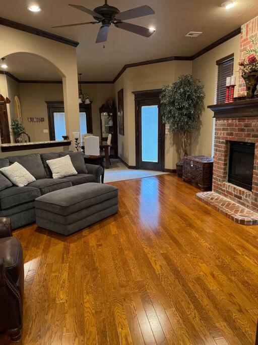 Setusvæði á Oxford House - Pet Loving, Fenced, Garage, near I-35, UCO, OCU, Lazy E, OKC with 3 comfortable beds!