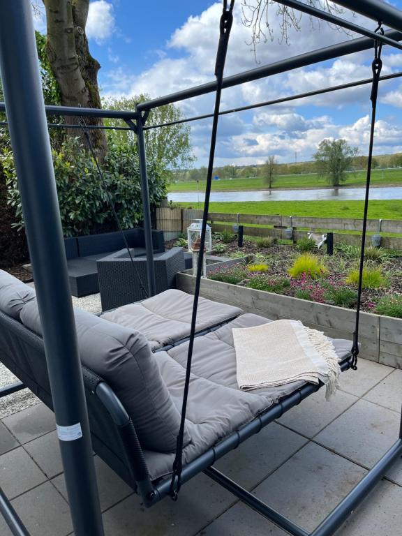 eine Schaukelliege auf einer Terrasse mit Aussicht in der Unterkunft Chalet-Frank in Lathum
