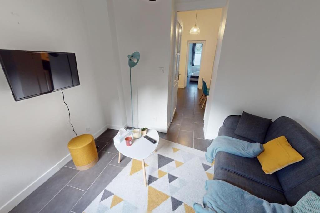 un salon avec un canapé et une table dans l'établissement F3 - Rue Casimir Delavigne, au Havre