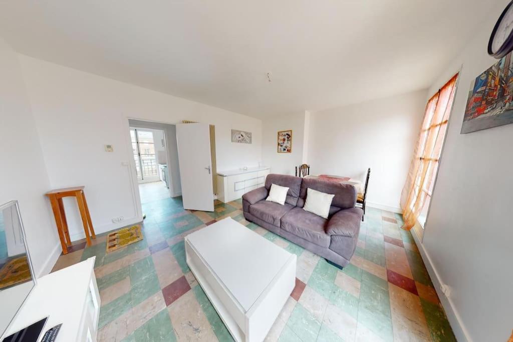 un salon avec un canapé et une table dans l'établissement F3 - Rue Dauphine, au Havre