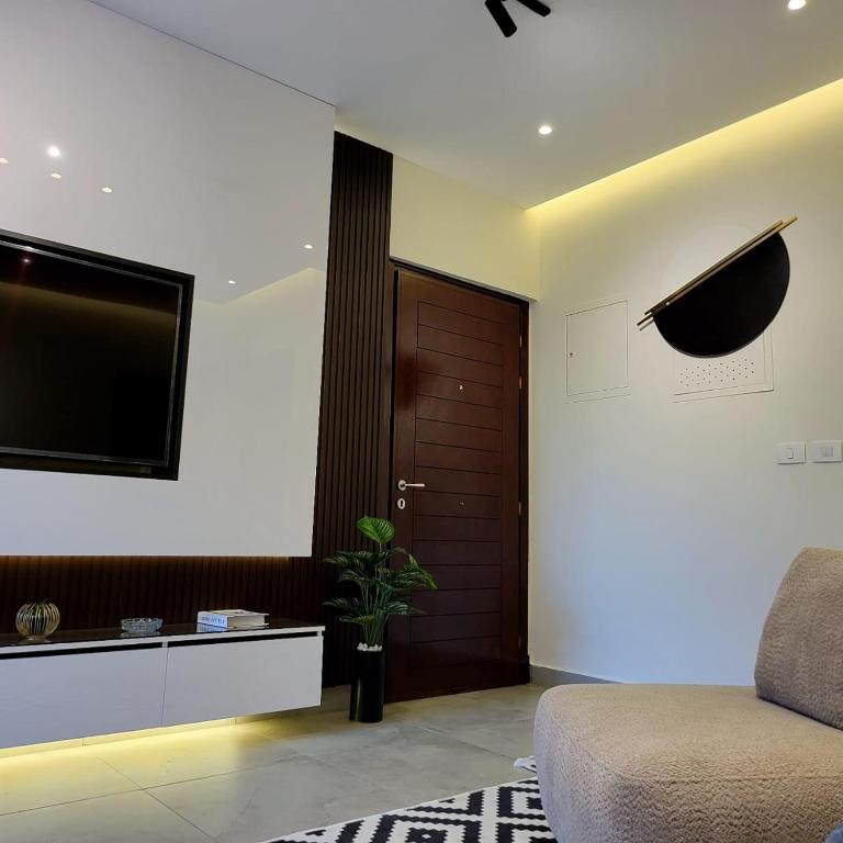 TV a/nebo společenská místnost v ubytování madinaty cozy studio at privado
