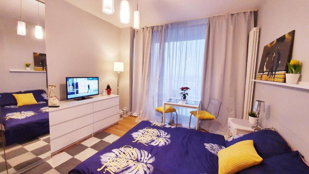 Posteľ alebo postele v izbe v ubytovaní HomeComfort Apartament Adonis