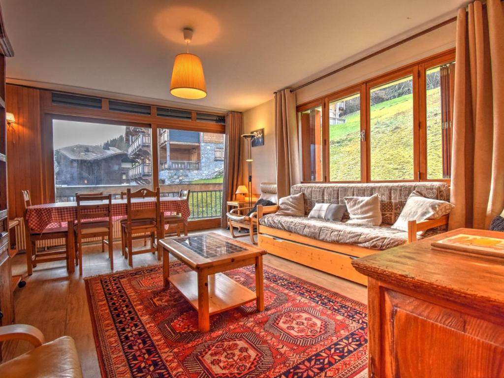un salon avec un canapé et une table dans l'établissement Appartement 3 pièces proche centre et pistes, animaux admis, parking privé - FR-1-524-34, à Morzine