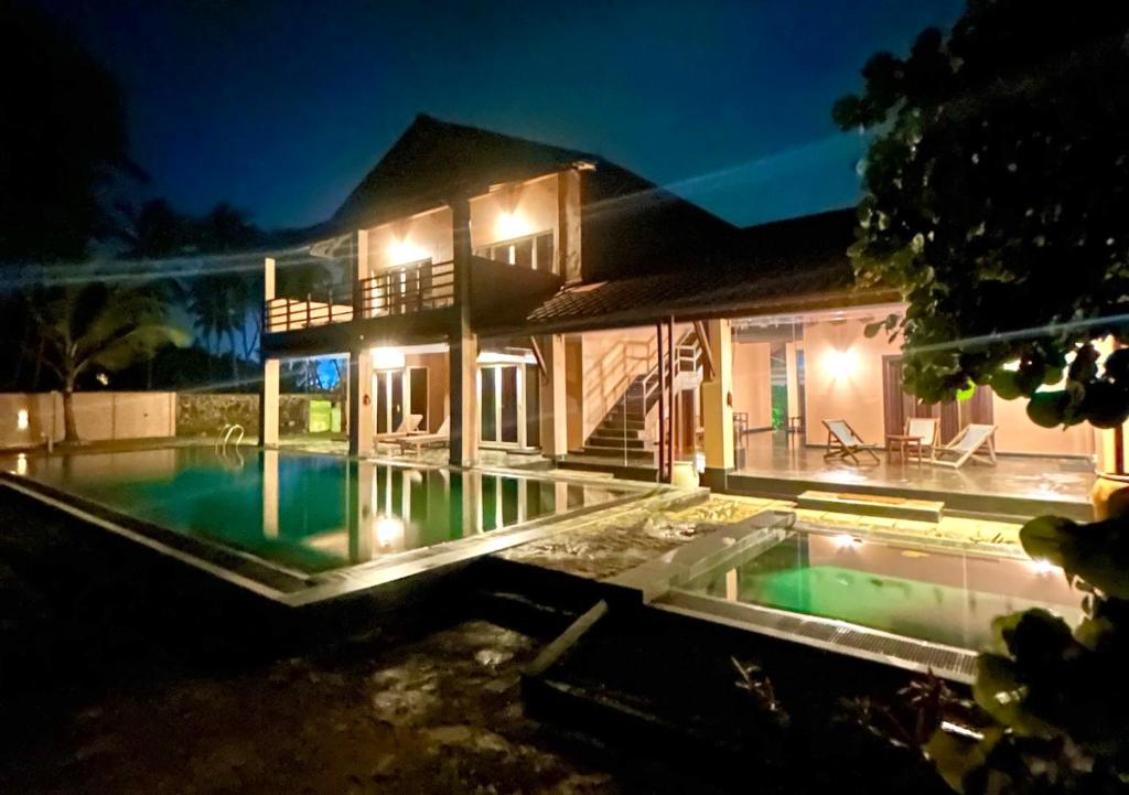 Bazén v ubytování Reef Bungalow Hotel nebo v jeho okolí